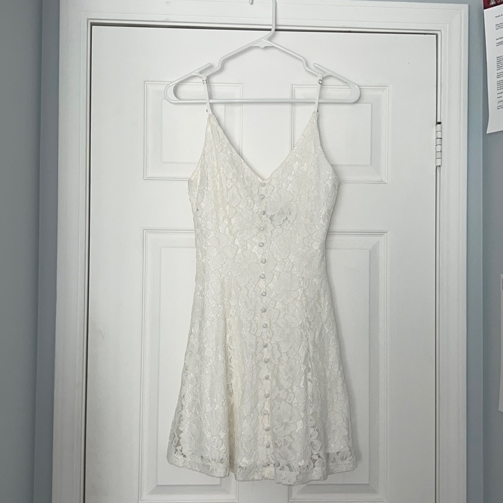 Lulu’s white floral dress